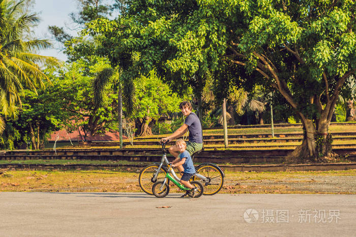 骑车父亲带游戏孩子怎么玩_爸爸带孩子游戏自行车_父亲骑车带孩子的游戏