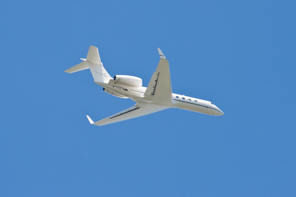 民航飞机白色是什么_飞机白色是为了美观吗_为什么民航飞机都是白色的