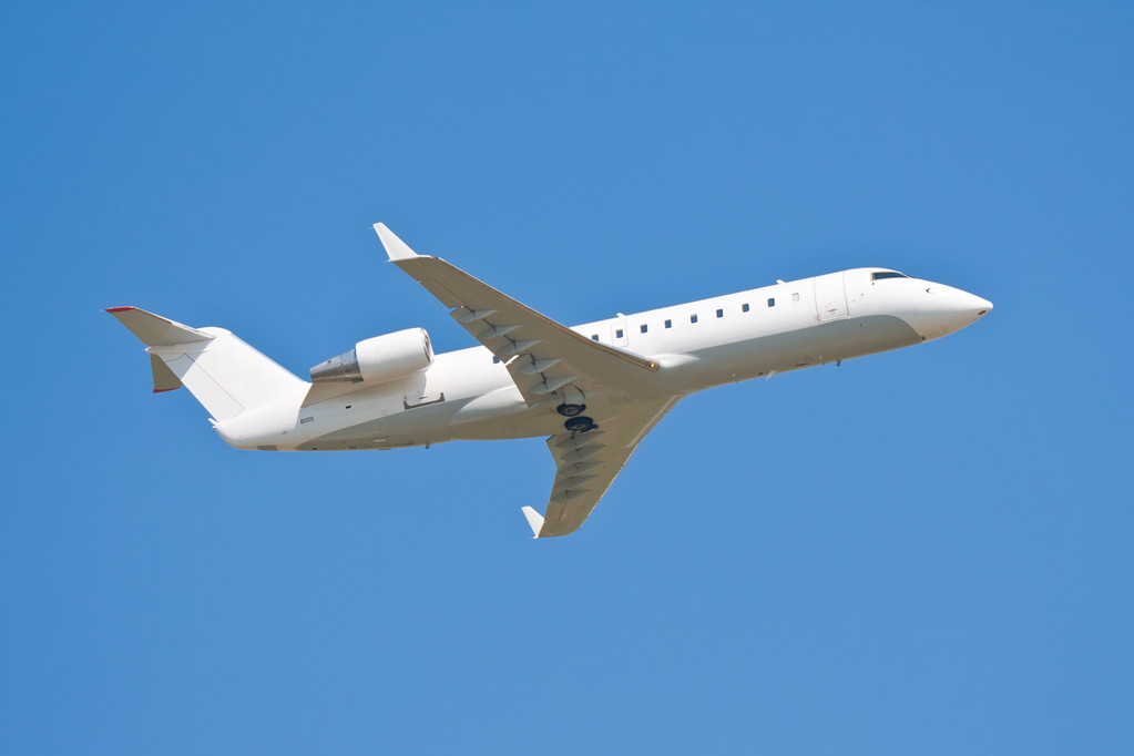 为什么民航飞机都是白色的_民航飞机白色是什么_飞机白色是为了美观吗