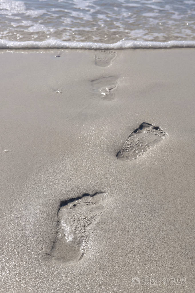 沙滩上脚印简笔画_沙滩上的脚印_沙滩上的脚印表达什么意思