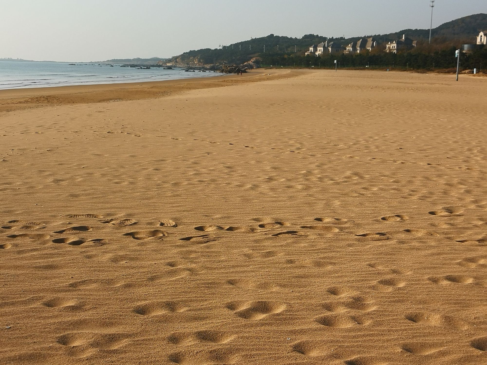 沙滩上的脚印_沙滩上的脚印表达什么意思_沙滩上脚印简笔画