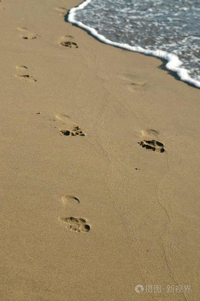 沙滩上的脚印_沙滩上脚印简笔画_沙滩上的脚印表达什么意思