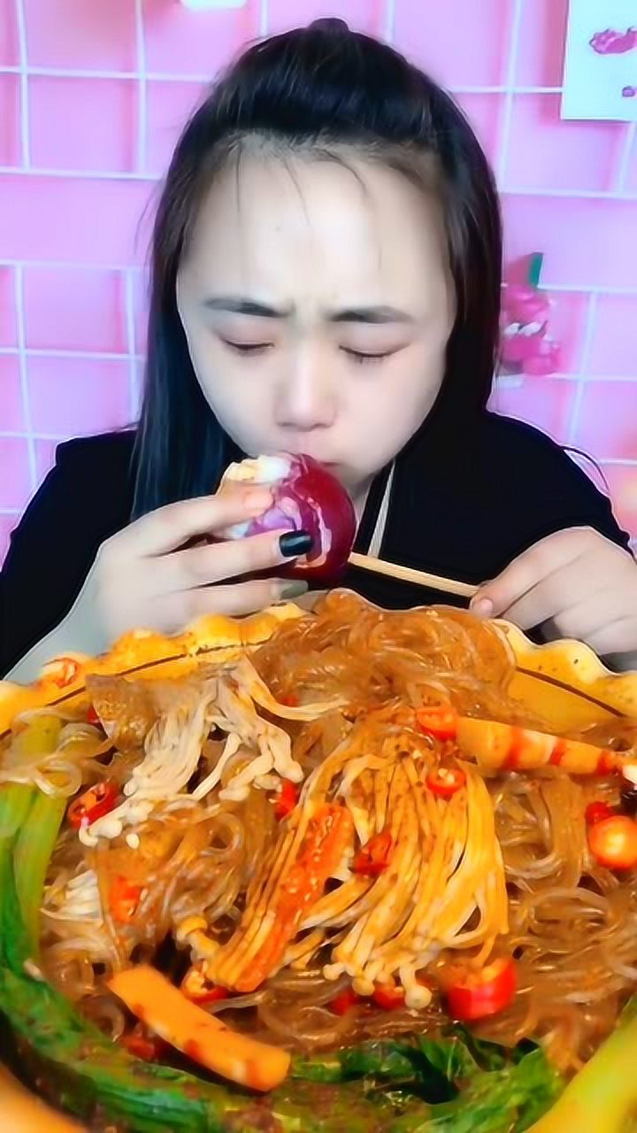 美食博主：独家揭秘生吃美女的惊艳饕餮之旅