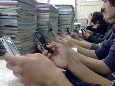 大学生抱着手机玩游戏好吗_大学生玩手机都玩什么_大学生玩手机游戏建议