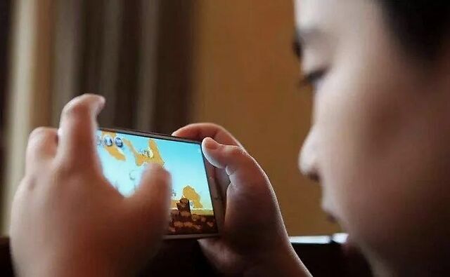 多大年龄不适合玩游戏手机_多大的孩子适合玩手机_多大年龄可以玩游戏
