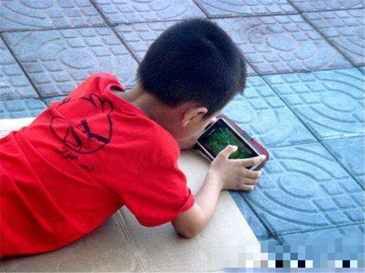 初中生手机做游戏用什么_初中生用手机做游戏_中学生游戏手机