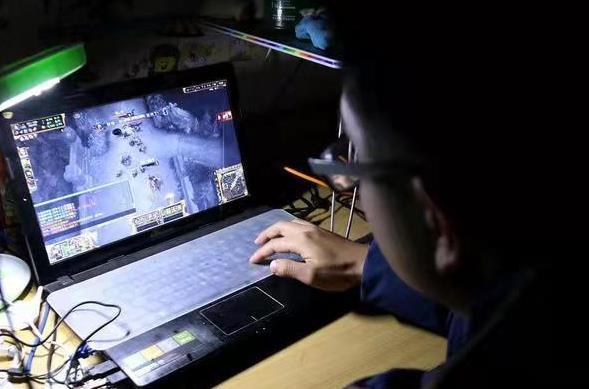 高三学生还玩手机游戏怎么办_高三学生用手机玩游戏好吗_高三学生玩手机的危害