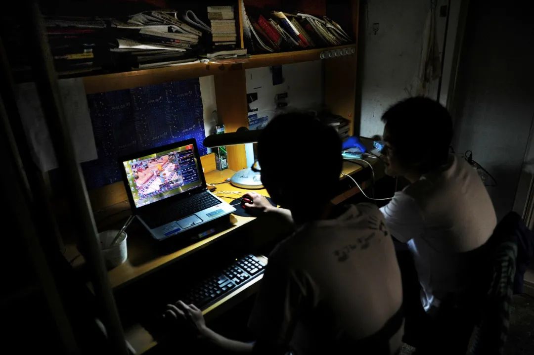 高三学生用手机玩游戏好吗_高三学生还玩手机游戏怎么办_高三学生玩手机的危害