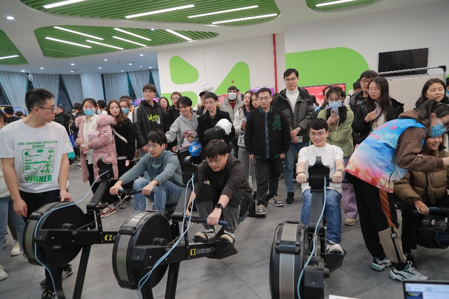 手机玩游戏app_手机太小玩游戏不爽_3人玩手机小游戏软件