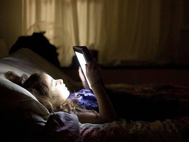 高中男孩玩手机怎么办_高中男孩正常玩手机游戏怎么办_高中男孩玩手机游戏正常吗