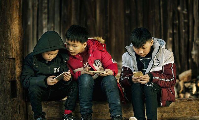 初二爱玩手机的孩子怎么办_初二玩喜欢手机游戏孩子怎么办_初二孩子喜欢玩手机游戏